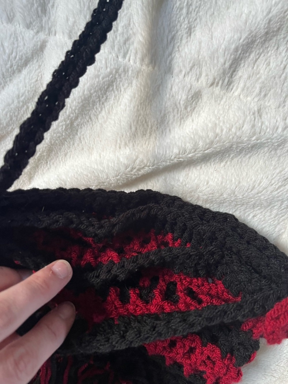 Crochet (by me) Black & Red Fringe Shoulder/Crossbody Bag with 3 pockets - Picture 4 of 5